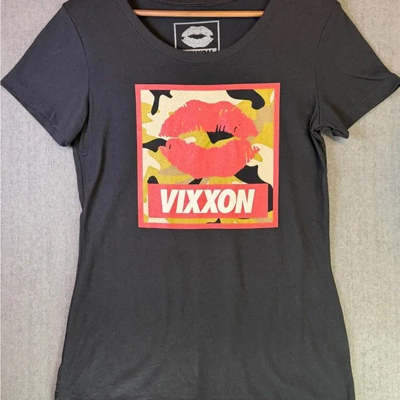 Black DIXXON/VIXXON Short-Sleeve Graphic Tee with Red Lips and camo VIXXON logo. - Picture 1 of 3